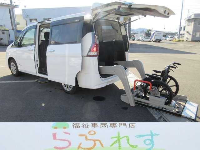 低走行で４ＷＤのセレナリフタータイプが入庫！！ オートステップ付で車への乗り降りをサポートします！施設様での送迎に是非！