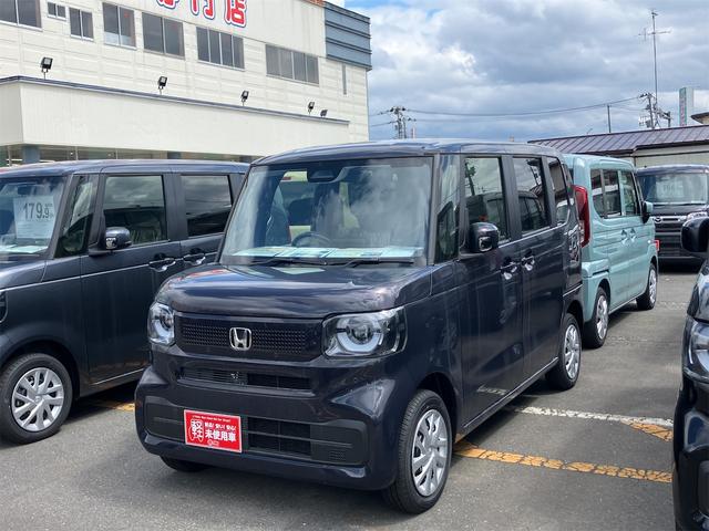 ベースグレード　４ＷＤ　届け出済み未使用車　バックカメラ　両側スライド・片側電動　クリアランスソナー　オートクルーズコントロール　レーンアシスト　衝突被害軽減システム　オートライト　ＬＥＤヘッドランプ　スマートキー