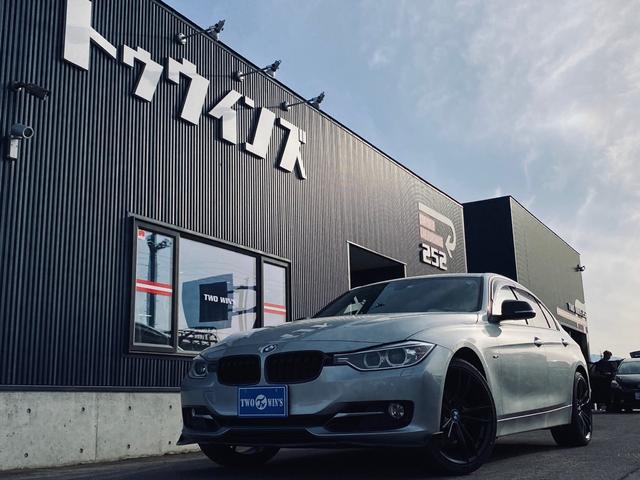 ３シリーズ ３２０ｉ　ｘＤｒｉｖｅ　スポーツ　１９インチアルミ　ブラックキドニーグリル　フロントスポイラー　ドアミラーカバー　ミラーＥＴＣ　純正ナビ　バックカメラ（1枚目）