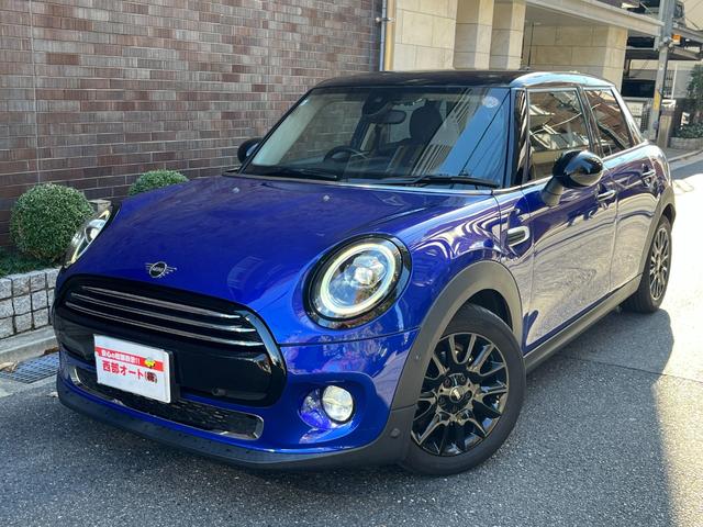 ＭＩＮＩ(ミニ) クーパー　５ドア　ＤＣＴ　　ペッパーパッケージ　ブラックレザーシート　　純正ＨＤＤナビ　バックモニター　ＴＶ付き　ＬＥＤヘッドライト　インテリジェントセーフティー　ＥＴＣ　　コーナーセンサー　ブラックルーフ 中古車画像