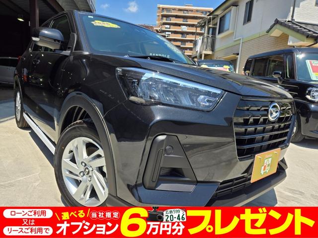 ロッキー（ダイハツ）Ｘ　登録済未使用車　４ＷＤ　正規メーカー保証対象　スマアシ３　１６インチアルミホイール　　ＬＥＤヘッドランプ　バックカメラ　キーフリープッシュスタート　前席シートヒーター　電動格納ミラー　　オートエアコン 中古車画像