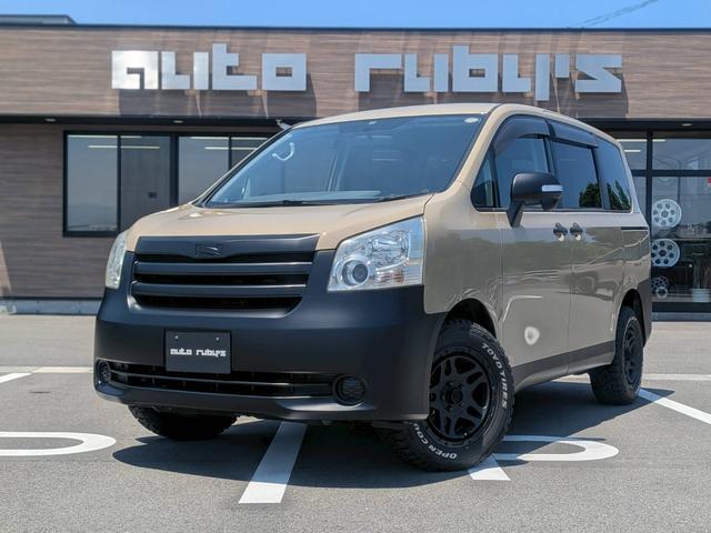 ノア Ｘ　Ｌセレクション　全塗装ベージュ×マットブラック　走行３万キロ台　禁煙車　リフトアップ　デルタフォースホイール　オーバーランダー　ＴＯＹＯオープンカントリーＲＴタイヤ　ホワイトレター　シートカバー　パワースライドドア（1枚目）