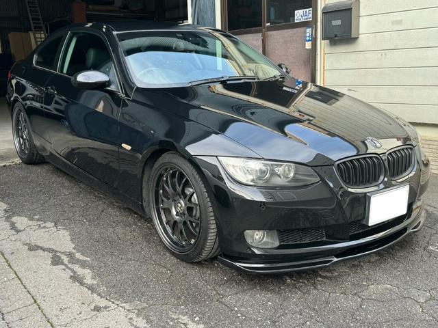 ３シリーズ ３３５ｉ　黒革シート　ツインターボ　１８インチアルミ　ＥＴＣ　純正ナビ　シートヒーター　オートエアコン　革巻ステアリング　中期　７ＤＣＴ（1枚目）