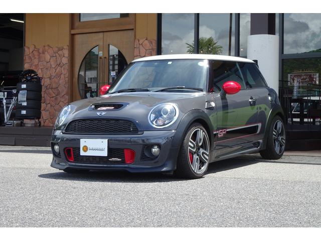 ＭＩＮＩ ジョンクーパーワークスＧＰ　ミニ・クーパー中古車　当店認定中古車　２００台限定　６速ミッション　距離３８０００キロ　ＧＰ専用１７ｉｎ　ＧＰステッカー張替えリフレッシュ済　３９０００キロ（1枚目）