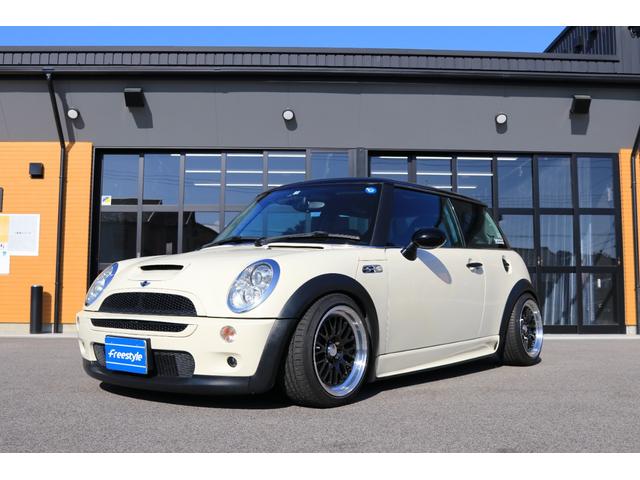 ＭＩＮＩ ＭＩＮＩ クーパーＳ　６速ＭＴ車　ワンオフマフラー　車高調　小径プーリー　ライトクラッチ（アルゴス）　ＥＣＵチューニング　１６インチ社外アルミホイール　社外テールライト　ステアリング（ｍｏｍｏ）　キーレス