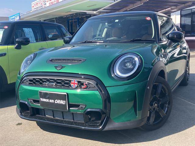 ＭＩＮＩ クーパーＳ　エッセンシャル・トリム　レムスマフラー　カバナシートカバー　１７インチアロイホイール　ペダル・スポークブラック　リアビューカメラ　ミラー内臓ＥＴＣ　純正ナビ　ＭＩＮＩドライビングモード　ＬＥＤヘッドライト