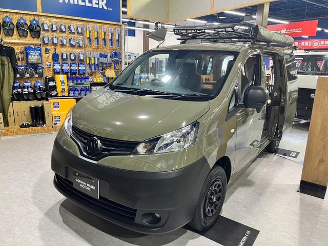 日産 ＮＶ２００バネットバン ＤＸ　ＧＯＲＤＯＮ　ＭＩＬＬＥＲオリジナルバンライフカスタム　天然木（アカシア）　ベッド　テーブル　カーテン　５人乗り４ナンバー登録