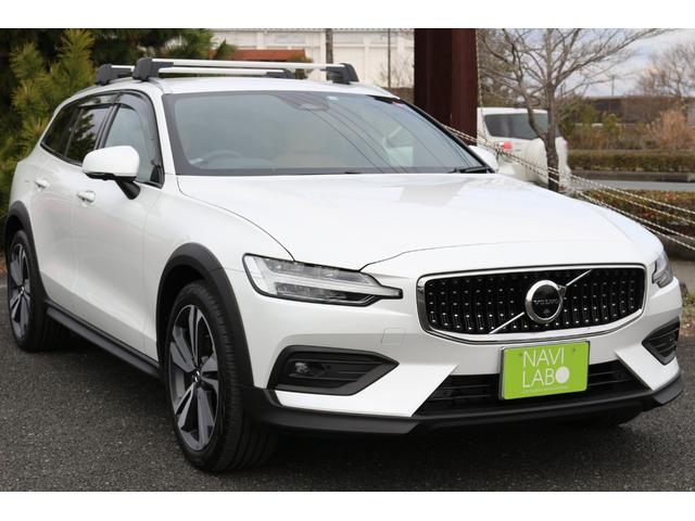 ボルボ Ｖ６０ クロスカントリー　アルティメット　Ｂ５　ＡＷＤ　ワンオーナ－　新車保証継承　禁煙　４８Ｖマイルドハイブリッド　タン色レザーシート　Ｇｏｏｇｌｅ搭載インフォティメント　Ｂｌｕｅｔｏｏｔｈ接続　全方位カメラ　純正ルーフキャリア　ＬＥＤヘッドライト