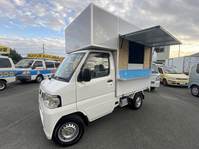 日産 ＮＴ１００クリッパートラック 　移動販売車キッチンカー８ナンバー構造変更済み車両新品キッチンボックス左側跳ね上げアクリル仕切窓作業台２００リッター給排水タンク冷凍冷蔵庫防水フロア室内ＬＥＤ照明換気扇外部電源タイミングベルト交換済