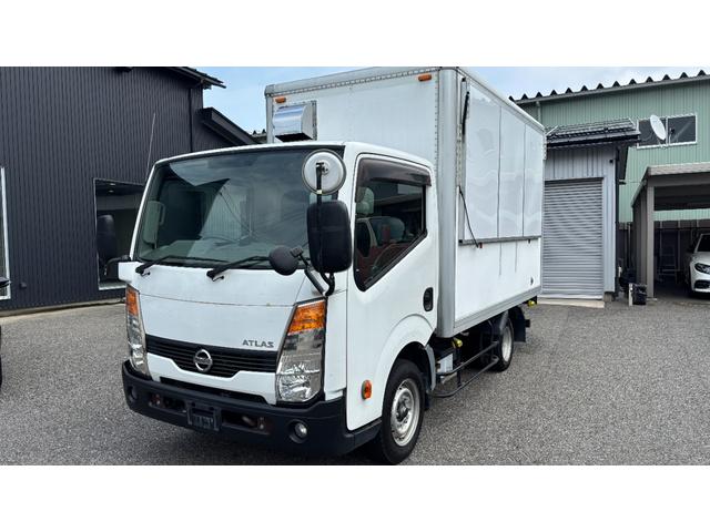 　キッチンカー　１７５Ｌ冷蔵庫　９７Ｌ冷凍庫　シンク２個　コンセント５か所ステンレス作業台２個　外部電源