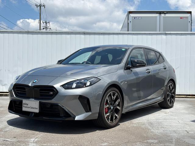 Ｍ１３５　ｘＤｒｉｖｅ　認定中古車　ハーマンカードンスピーカー　ヘッドアップディスプレイ　全周囲カメラ　アクティブクルーズコントロール　ワイヤレスチャージャー　ＬＥＤヘッドライト　フロントパワーシート　電動トランクデモカー
