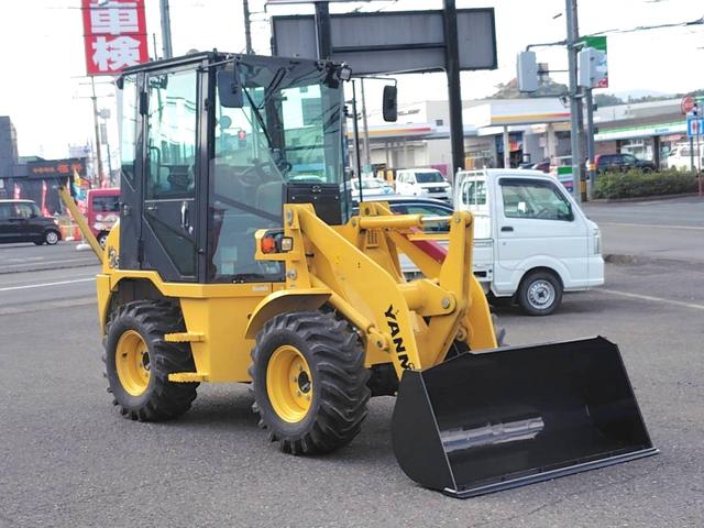 使用時間１３４／ｈ　バケット０．４ 自動水平　ヒーター　前後作業灯