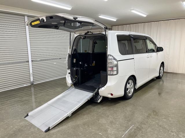 ヴォクシー(トヨタ) 車いす仕様車　スロープタイプ　タイプ１　車いす２脚仕様　４ＷＤ　福祉車両　電動スロープ 中古車画像