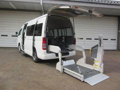 トヨタ　ハイエースコミューター　４ＷＤターボ　車いす４基Ｄタイプ　ウェルキャブ　福祉車両