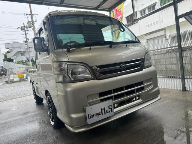 沖縄県の中古車ならハイゼットトラック ジャンボ　シャンパンゴールド　Ａ／Ｃ　Ｐ／Ｓ　Ｐ／Ｗ　ＣＤ　ラジオ　ナビ　エアバック　　Ｗエアバック　ＨＩＤ　ローダウン　社外１５インチアルミ　光軸調整　プライバシーガラス　集中ドアロック