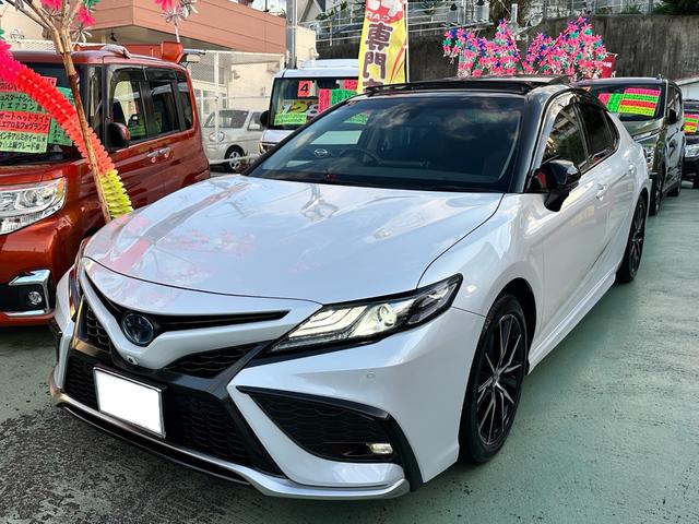 沖縄県中頭郡西原町の中古車ならカムリ ＷＳレザーパッケージ　後期型　ツートンカラー　パノラマムーンルーフ　９インチナビ　ディスプレイオーディオ　パノラミックビューモニター　ＬＥＤヘッドライト　黒革調レザーシート　純正１８インチＡＷ　ブラインドスポットモニター
