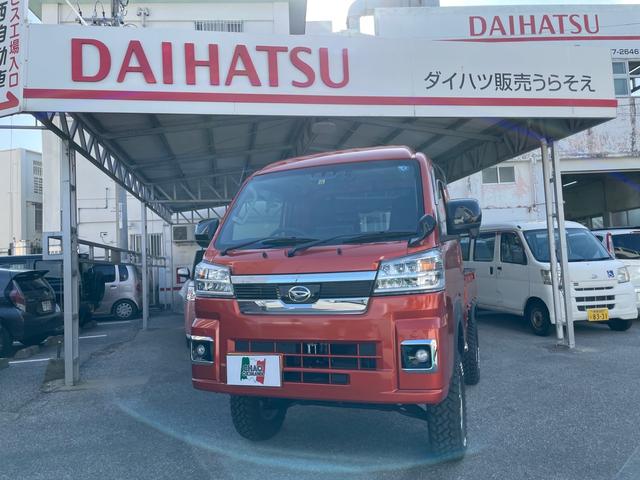 浦添市 ＣＨＡＯＯＫＩＮＡＷＡ－チャオオキナワ　仲西自動車－ ダイハツ ハイゼットトラック ジャンボエクストラ　・リフトアップ・４ＷＤ・社外ホイール・３６０°ドラレコ・９ｉｎｃｈディスプレイオーディオ・バックカメラ・サイドマフラー・サムライピック・ハードカーゴ トニコオレンジ 238km 2022(令和4)年