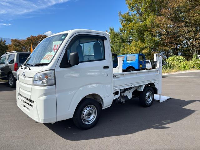 ハイゼットトラック(ダイハツ)  垂直式テールリフト エアコン パワステ Aftermarketナビ バックカメラ ETC 4WD 4速AT 中古車画像