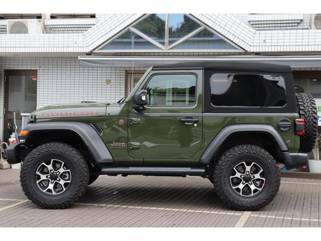 ジープ・ラングラー ルビコン・ソフトトップ ワンオーナー 限定100台 専用色サージグリーンクリアコート プレミアム サンライダーソフトトップ 1941ボディサイドストライプ(1枚目)