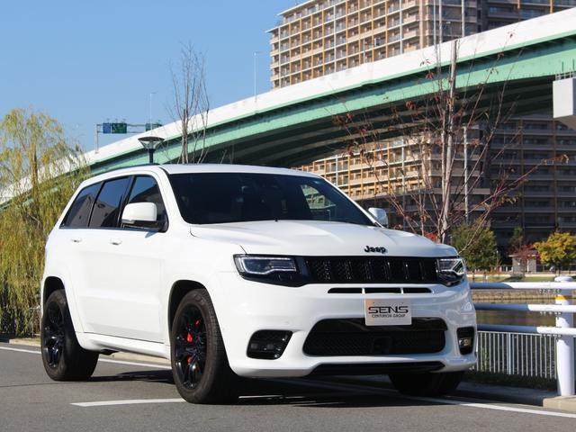 ＳＲＴ８　カープレイ　純正ナビ　ＤＶＤプレイヤー　ＬＥＤデイタイムランニングライト　ハーマンカードン　ブラックインテリア　サンルーフ　パワーバックドア　フロント・サイド・リアカメラ　前オーナー様庫内保管