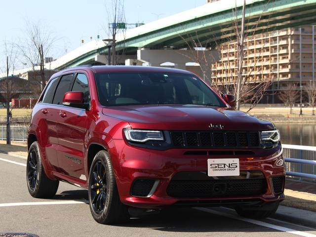 トラックホーク　６．２ＨＥＭＩ　スーパーチャージャー　４ＷＤ　ローンチコントロール　純正ナビ　カープレイ　ブレンボ　パノラミックサンルーフ　ａＦｅエアインテーク　パワーバックドア　フロント・サイド・バックカメラ