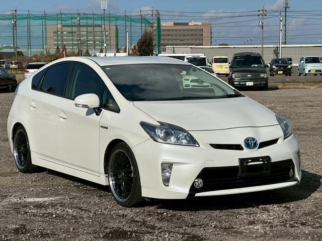 プリウス(トヨタ) Ｇ　Aftermarketナビ（ＦＭ／ＣＤ／ＤＶＤ／フルセグＴＶ／ＳＤ／Ｂｌｕｅｔｏｏｔｈ）盗難防止システム　ドライブレコーダー　クルーズコントロール　Aftermarket１８ｉｎｃＡＷ　ハーフレザーシート　パワーシート　ＨＩＤ 中古車画像