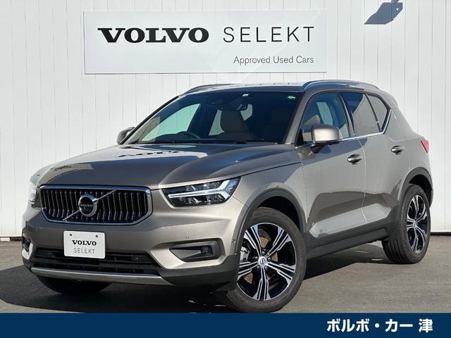 ボルボ ＸＣ４０ Ｂ４　ＡＷＤ　インスクリプション　禁煙車／アンバーレザー／ハーマンカードン／純正ナビ／ＴＶ／衝突軽減Ｂ／全周囲カメラ／フロントシートヒーター／フロント＆リヤシートヒーター／Ｂｌｕｅｔｏｏｔｈ／カープレイ／アンドロイドＡ／１９ＡＷ