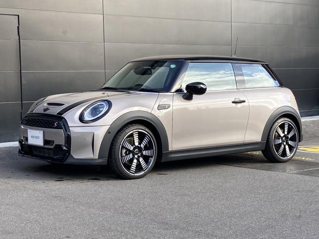 クーパーＳ　クラシック・トリム　純正ＨＤＤナビ・ＡＣＣ・１８インチアルミホイール・ドラレコ・ＭＩＮＩ認定中古車（２年保証・走行距離無制限）（ルーフトップ・グレー）