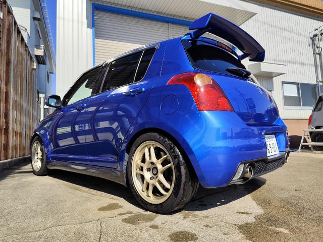 スイフト(スズキ) スポーツ モンスターCPU モンスターリアスポイラー BLITZ車高調 ETC ディスプレイオーディオ社外シフトノブ AME TRACER16インチアルミホイール POTENZA RE004 195/50−16 中古車画像