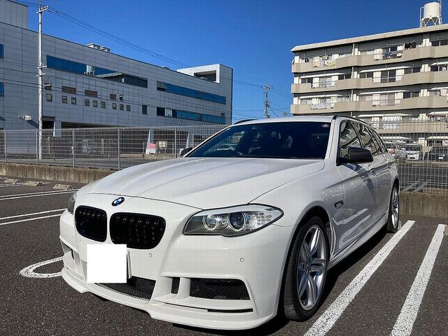 ５シリーズ(BMW) ５２３ｄブルーパフォーマンス　ツーリングＭスポーツＰ　AftermarketＦバンパー・AftermarketＲディフューザー・レムス４本出しマフラー・黒革シート・シートヒーター・ナビ・フルセグＴＶ・Ｂカメラ・ＥＴＣ・Aftermarketハンドル・ブラックグリル・Aftermarketドアミラーカバー・ＯＰ１９インチＡＷ 中古車画像