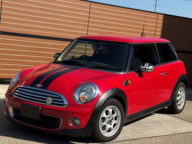 ヘッドライトのレンズもクリアで綺麗な状態です。 車検2年付き費用も支払総額に含まれております。