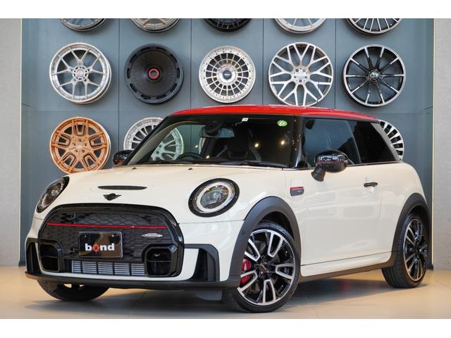 ジョンクーパーワークス　ペッパーホワイト　ルーフカラー：チリレッド　１８インチＪＣＷサーキットスポークＡＷ　ヘッドアップディスプレイ