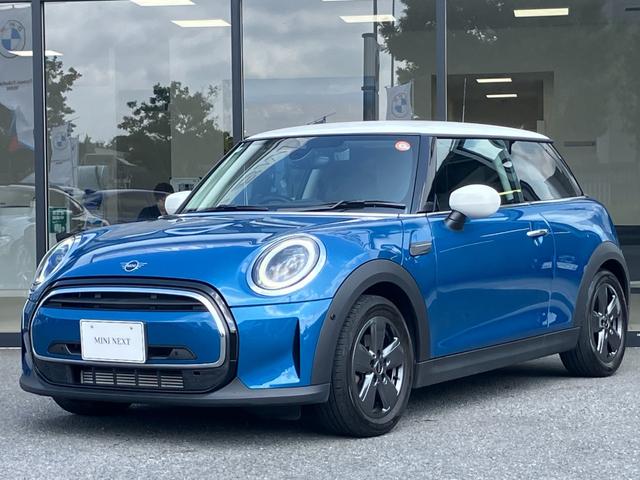 ＭＩＮＩ クーパー　クラシック・トリム　【正規認定中古車】【最長４年！全国正規ディーラー保証付／２年・走行距離無制限】バックカメラ　前後センサー　ＭＩＮＩドライビングモード　センターアームレスト　パーキングアシスト　アンビエントライト（1枚目）