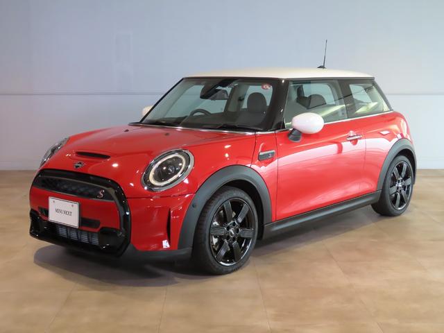 ＭＩＮＩ ＭＩＮＩ クーパーＳプレミアムプラスパッケージクラシックトリム　衝突被害軽減ブレーキ搭載　ヒーターオットマン付シート　デジタルメーター　アップルカープレイインテグレーション・ＥＴＣ２．０　前後パークセンサー付バックカメラ　１７ｉｎＡＷ