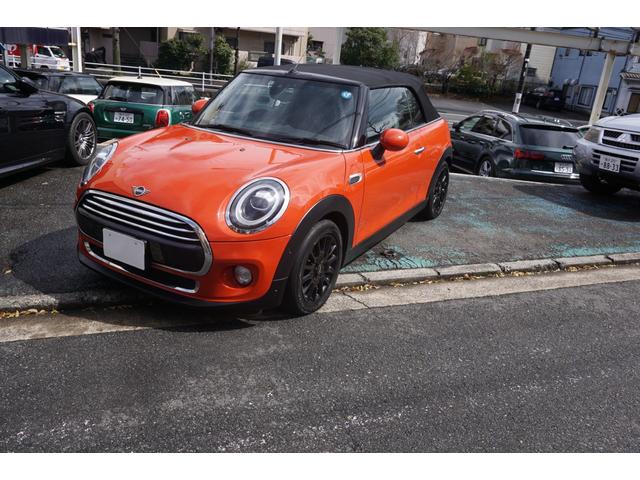 ＭＩＮＩ クーパー　コンバーチブル　ブラックレザーシート　前席シートヒーター　純１６インチ黒ホイール　純タッチパネルナビ　前後ソナー付リアカメラ　オートライトＬＥＤ　クルーズコントロール機能　ＥＴＣ付　正規ディーラー整備録有　１オーナー