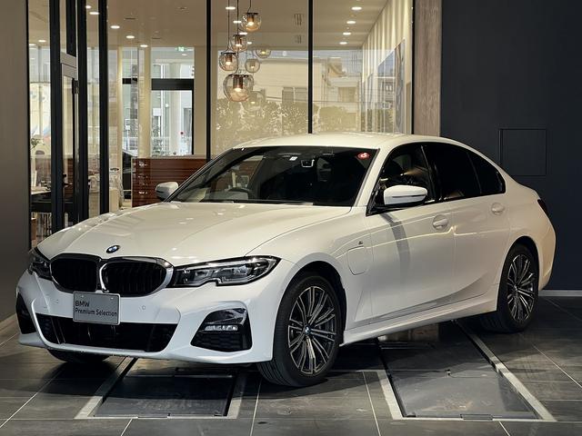 ＢＭＷ ３シリーズ ３３０ｅ　Ｍスポーツ　ハーマンカードンスピーカー　アクティブクルーズコントロール　オートトランク　全周囲カメラ　ハーフレザーシート　シートヒーター　ワイヤレス充電　アップルカープレイ　パドルシフト　フルセグＴＶ　ドラレコ