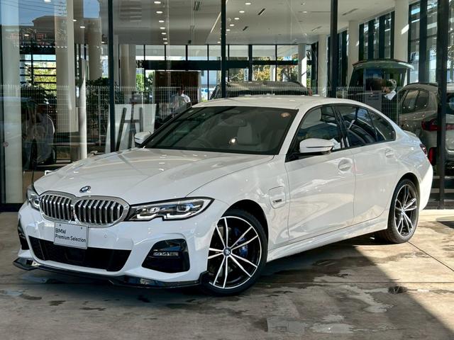 ３シリーズ(BMW) ３３０ｅ　Ｍスポーツ　【正規認定中古車】【全国正規ディーラー保証付／２年・走行距離無制限】【弊社下取車／１オーナー／禁煙車】【オイスターレザーシート】【オートトランク】【トップビューカメラ】【１９インチＡＷ】【ＡＣＣ】 中古車画像