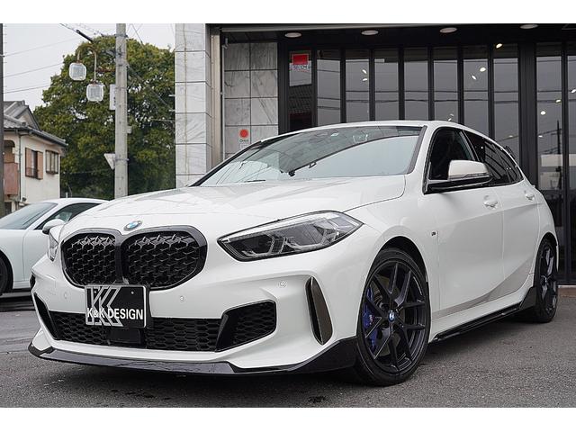 ＢＭＷ １シリーズ Ｍ１３５ｉ　ｘＤｒｉｖｅ　コンフォートパッケージデビューパッケージＭパフォーマンスフロントスポイラーサイドスカートルーフスポイラー１８インチアルミホイール３ＤｄｅｓｉｇｎダウンサスＲＥＭＵＳマフラー