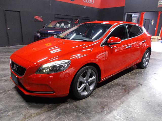 Ｖ４０(ボルボ) Ｔ４　ＳＥ　セーフティパッケージ　ディーラー整備車両　整備記録簿　衝突軽減ブレーキ　レーンキープ　レーダークルーズ　ブラインドスポット　パークアシスト　黒革シート　純正ナビ　地デジテレビ　ブルートゥース　ＥＴＣ 中古車画像