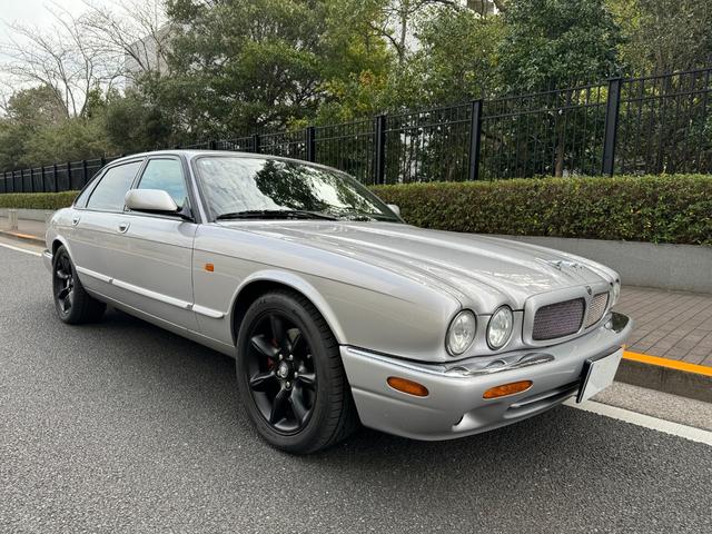 ＸＪＲ　４．０スーパーチャージドＶ８　ＸＪＲ　４．０スーパーチャージドＶ８（５名）　３７５ｐｓ　ボンネットマスコット　マッドブラック純正１８ＡＷ　スモークテールレンズ　黒革内装　ディムラーウォルナットウッド(1枚目)