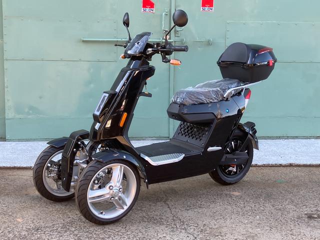 　ＲＥＶＥＲＳＥ　ＴＲＩＫＥＲ　普通免許　２人乗り　ヘルメット不要　速度８０ｋｍ　高速道路走行可　家庭用１００Ｖ