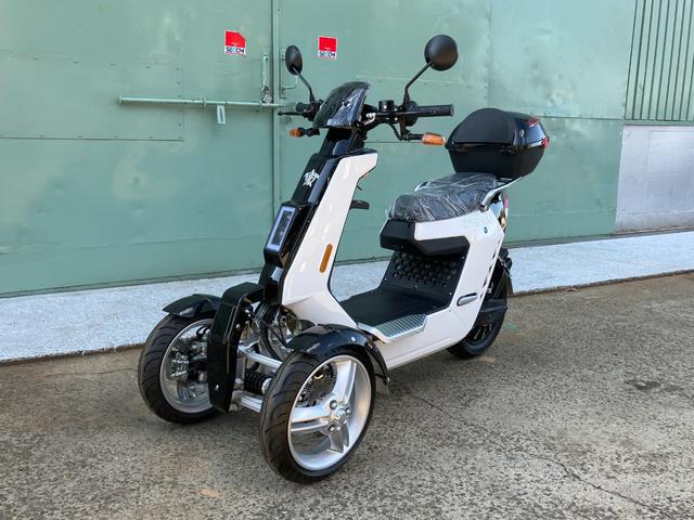 　ＲＥＶＥＲＳＥ　ＴＲＩＫＥＲ　普通免許　２人乗り　ヘルメット不要　速度８０ｋｍ　高速道路走行可　家庭用１００Ｖ