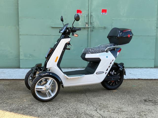 　ＲＥＶＥＲＳＥ　ＴＲＩＫＥＲ　普通免許　２人乗り　ヘルメット不要　速度８０ｋｍ　高速道路走行可　家庭用１００Ｖ