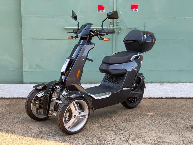 　ＲＥＶＥＲＳＥ　ＴＲＩＫＥＲ　普通免許　２人乗り　ヘルメット不要　速度８０ｋｍ　高速道路走行可　家庭用１００Ｖ