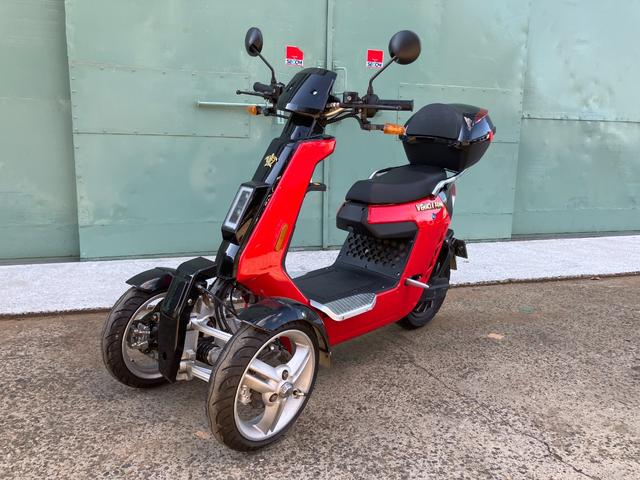 　ＲＥＶＥＲＳＥ　ＴＲＩＫＥＲ　普通免許　２人乗り　ヘルメット不要　速度８０ｋｍ　高速道路走行可　家庭用１００Ｖ