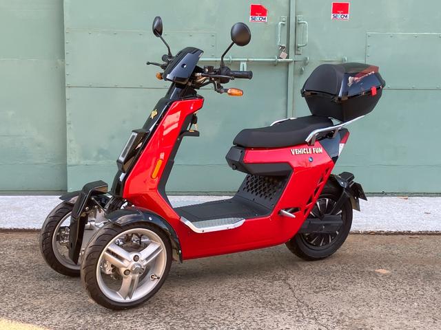 　ＲＥＶＥＲＳＥ　ＴＲＩＫＥＲ　普通免許　２人乗り　ヘルメット不要　速度８０ｋｍ　高速道路走行可　家庭用１００Ｖ