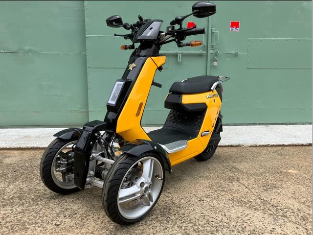 　ＲＥＶＥＲＳＥ　ＴＲＩＫＥＲ　普通免許　２人乗り　ヘルメット不要　速度８０ｋｍ　高速道路走行可　家庭用１００Ｖ