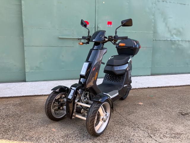　ＲＥＶＥＲＳＥ　ＴＲＩＫＥＲ　普通免許　２人乗り　ヘルメット不要　速度８０ｋｍ　高速道路走行可　家庭用１００Ｖ