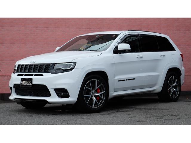 ＳＲＴ８　パノラマＳＲ／黒レザーシート／シートヒーター＆ベンチレーション／ハーマンカードンサウンド／純正ナビ／ＢＴ／フルセグ／ＤＶＤデッキ／リアモニター／２０ＡＷ／ブレンボ／ＡＣＣ／前後ドラレコ／ＦＳＲカメラ