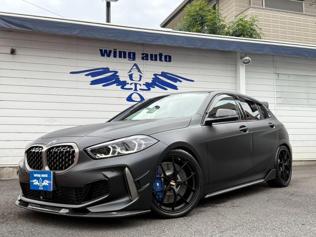 1シリーズ（BMW）Ｍ１３５ｉ　ｘＤｒｉｖｅ　マットラッピング　ＢＢＳ　ＫＷＶ３サス　アクラポビッチマフラー　３Ｄカーボンリップ＆ルーフスポイラー　純正ＭＰＰカーボンデュフューザー＆ミラーカバー＆スカート　カスタム総額４５０以上　走行６００ｋｍ 中古車画像